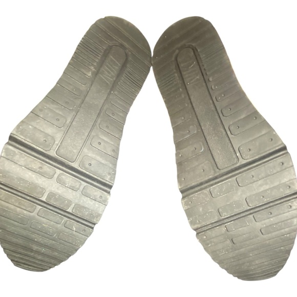 Men’s Nike Black and White Air Max Shoes - Picture 7 of 8